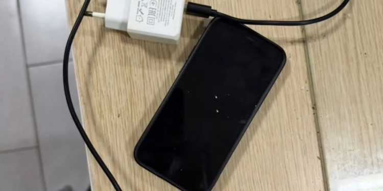 Kontroll për sende të ndaluara në burgun e Shkodrës, zbulohen celular i ndezur dhe karikues
