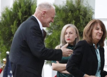 Ambasadori amerikan mbledh në pritje politikanë! Berisha mbetet non grata, Eric Wendt nuk e fton në ceremoni