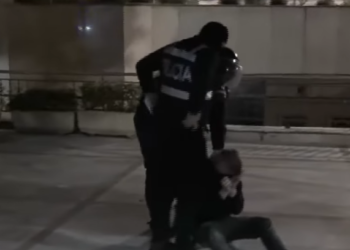 Policia ndërhyn në oborrin e Kishës Ortodokse në Tiranë: Shoqërohen disa protestues