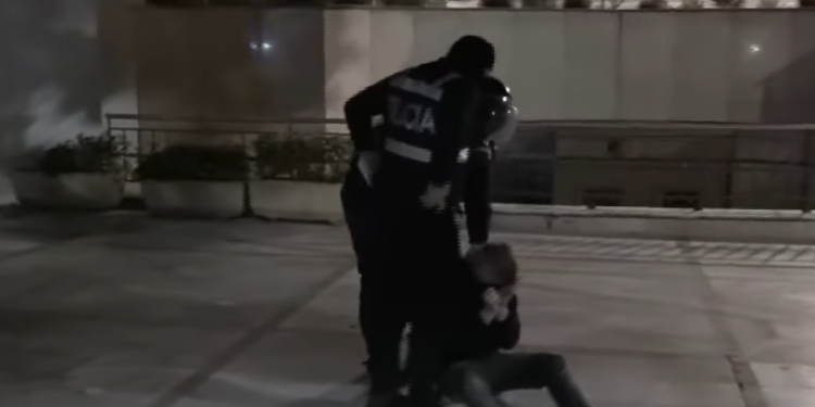 Policia ndërhyn në oborrin e Kishës Ortodokse në Tiranë: Shoqërohen disa protestues