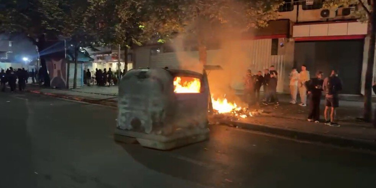 Kaos në rrugët e Tiranës, protestuesit djegin kosha mbeturinash e hedhin fishekzjarrë