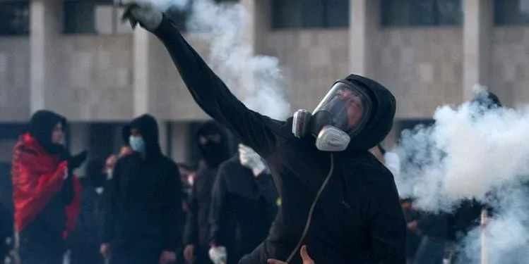 VIDEO/ Gazetari dencon dhunën e protestuesve ndaj medias: Po na godasin dhe më pas luajnë viktimën!