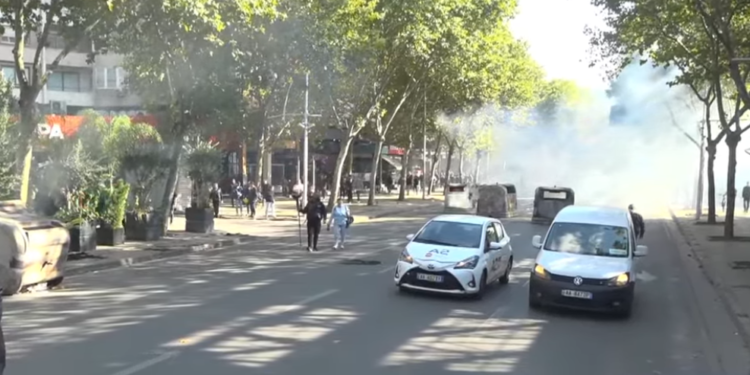 Protestuesit zhvendosen drejt Rrugës së Dibrës: Digjen kazanë mbeturinash
