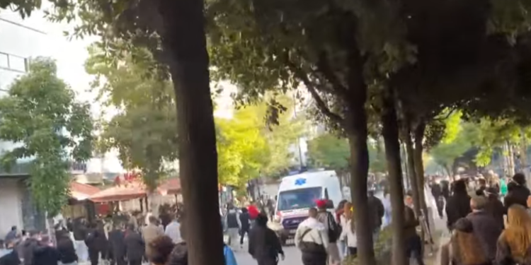 Protestuesit zhvendosen te “Zogu i Parë”, thyejnë xhama të bizneseve, djegin kosha dhe pengojnë ambulancën