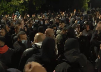 Publikohet videoja që zbulon çfarë ndodhi para se Klevis Balliu të përfundonte në Lanë, si protestuesit e maskuar iu vërsulën deputetëve të PD-së