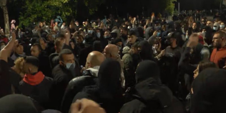 Publikohet videoja që zbulon çfarë ndodhi para se Klevis Balliu të përfundonte në Lanë, si protestuesit e maskuar iu vërsulën deputetëve të PD-së