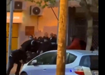 Pamje të rënda, protestuesit sulmojnë efektivin pas shpine dhe e “masakrojnë” me shkelma dhe shkopinj druri