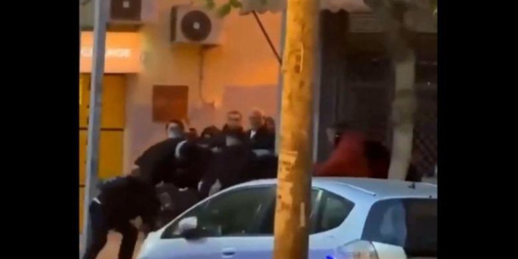 Pamje të rënda, protestuesit sulmojnë efektivin pas shpine dhe e “masakrojnë” me shkelma dhe shkopinj druri