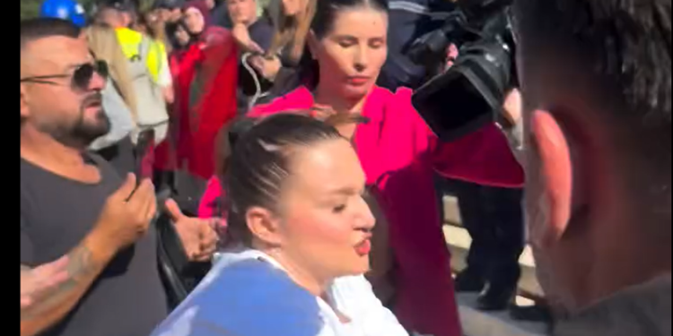 VIDEO / Protestuesit sulmojnë fizikisht një kameraman, kolegët i dalin në mbrojtje
