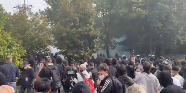 Protestuesit sulmojnë selinë e PS në Tiranë, policia shpërndan turmën me gaz
