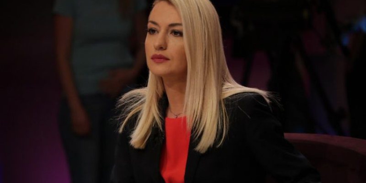 Romina Kuko ngre dyshime për protestat në Shqipëri: Kush i organizon dhe financon sulmet ndaj institucioneve?