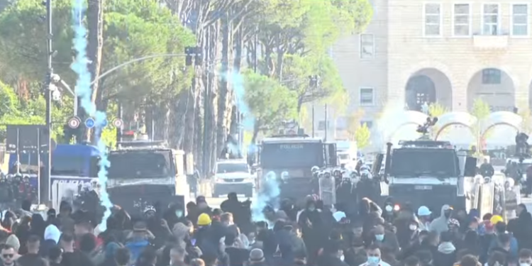 Nisin sulmet ndaj Kryeministrisë, Policia përgjigjet me gaz dhe ujë! FNSH tenton disa arrestime