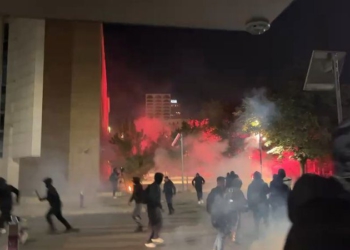 Dhuna zhvendoset pranë selisë së PS-së, policia përdor gaz lotsjellës për të shpërndarë protestuesit