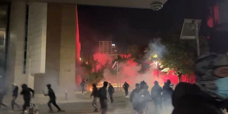 Dhuna zhvendoset pranë selisë së PS-së, policia përdor gaz lotsjellës për të shpërndarë protestuesit