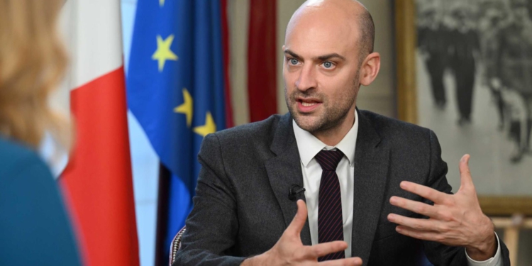 Ministri i Jashtëm i Francës: Ukraina furnizohet nga vendet evropiane me informacione inteligjente