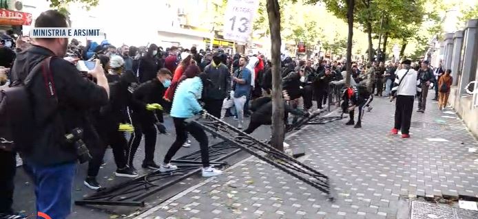 “23 të shoqëruar, një gazetare dhe 6 efektivë të plagosur”, Policia reagon për protestën