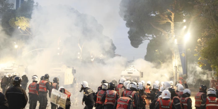 Protesta/ OKB thirrje për uljen e tensioneve: Dhuna nuk ka vend në demokraci