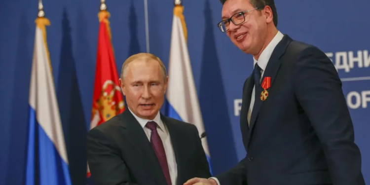 “Kali i Trojës” i Putinit në Evropë po përpiqet të manipulojë zgjedhjet në Serbi