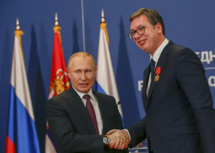 “Kali i Trojës” i Putinit në Evropë po përpiqet të manipulojë zgjedhjet në Serbi
