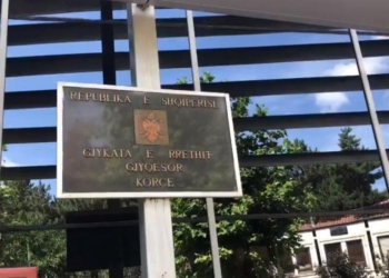 U denoncua nga nëna e fëmijës, Gjykata liron edukatoren që akuzohet se dhunoi 4-vjeçarin në Korçë!