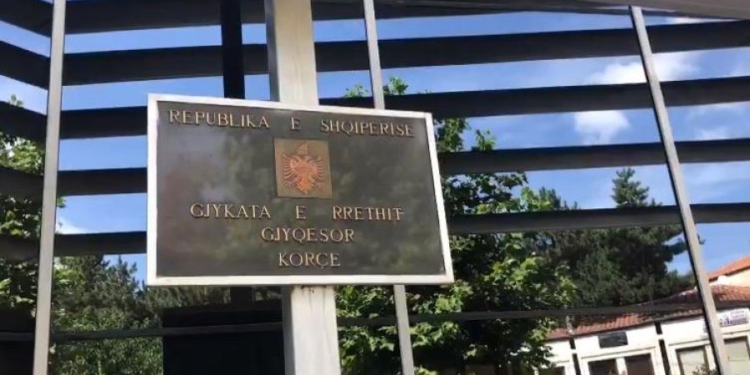 U denoncua nga nëna e fëmijës, Gjykata liron edukatoren që akuzohet se dhunoi 4-vjeçarin në Korçë!