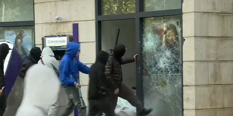 Sulmet mbi degë dhe ATM, reagon Shoqata e Bankave: Nuk cenohen depozitat, por disa shërbime kufizohen