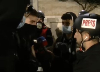 Momente qetësie në bulevardin përpara Kryeministrisë, protestuesi tregon marrëveshjen me efektivët!