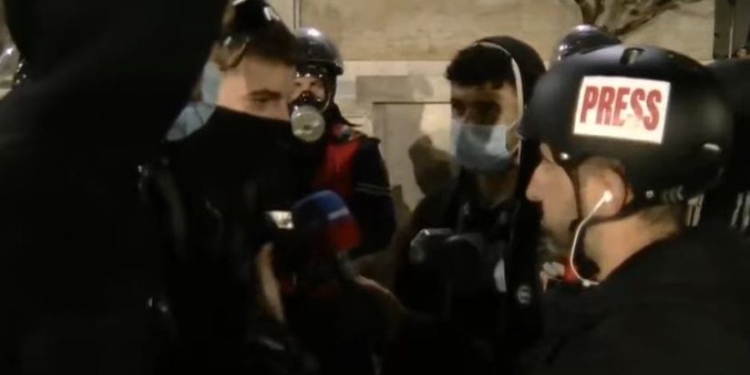 Momente qetësie në bulevardin përpara Kryeministrisë, protestuesi tregon marrëveshjen me efektivët!