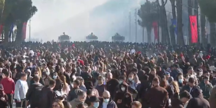 “Beteja” zhvendoset te Kryeministria/ Protestuesit hedhin molotovë, policia ndërhyn me gaz lotsjellës dhe autobotë me ujë