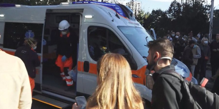 Ambulanca u bllokua në protestë/ Qendra Kombëtare e Urgjencës: Janë në shërbim të jetës, pengimi i tyre rrezikon jetën e qytetarëve