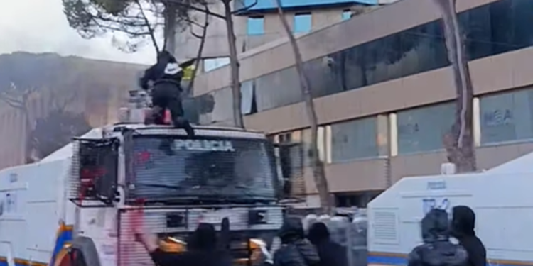 Kaosi përpara Kryeministrisë/ Dalin pamjet kur protestuesi ngjitet mbi ujëhedhësen e policisë