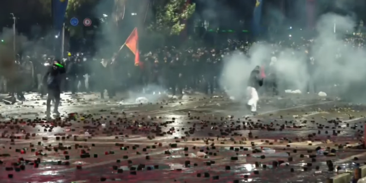 Anëtari i Këshillit Bashkiak të Tiranës ngre alarmin: Një dorë e zezë po përdor protestën