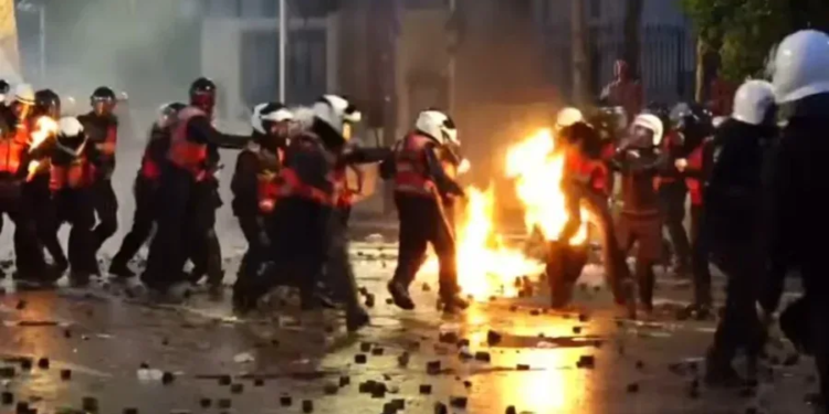 Video/ Molotovët e protestuesve djegin policin (pamje të rënda)