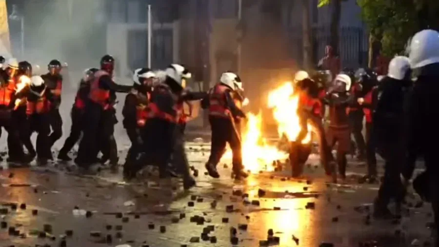 Video/ Molotovët e protestuesve djegin policin (pamje të rënda)