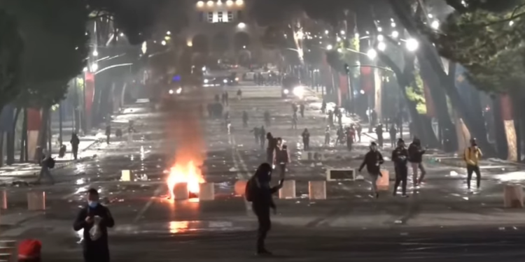 Boshatiset bulevardi pas përplasjeve të ashpra mes protestuesve dhe policisë / Forcat RENEA në terren