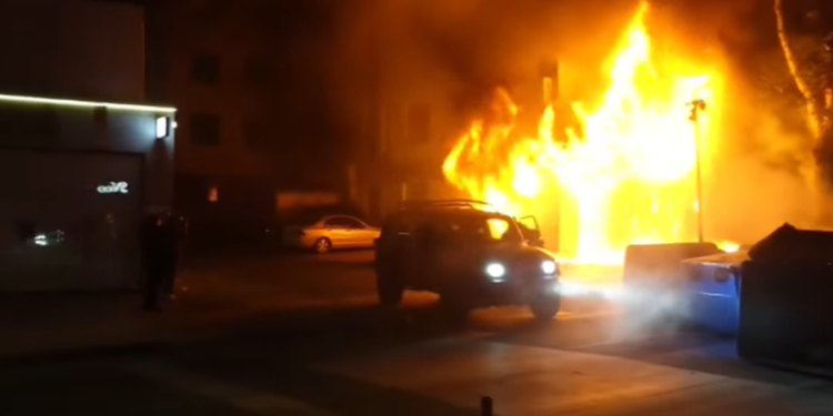 Protesta del jashtë kontrollit, protestuesit i vënë flakën bankës te ‘Myslym Shyri
