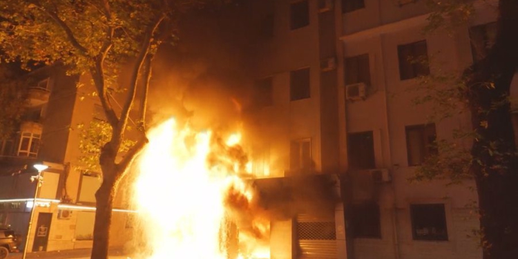 VIDEO/ Protestuesit i vënë flakën katit të parë të godinës së Gjykatës së Lartë! Përfshihet nga zjarri edhe një automjet