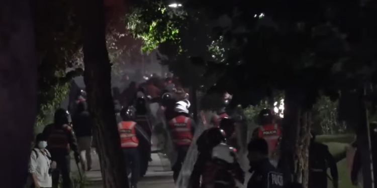 VIDEO/ Tensionet zhvendosen në rrugët e Tiranës, policia u vihet pas protestuesve