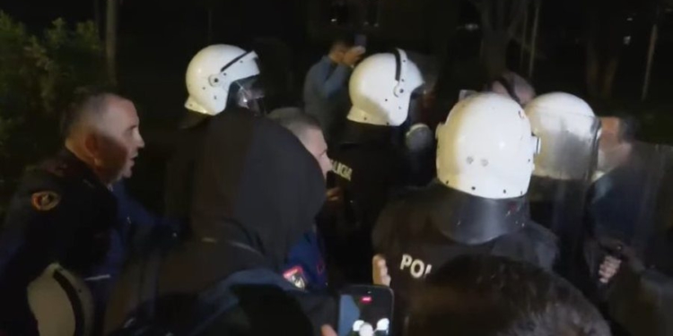 Përplasje fizike mes policisë dhe deputetëve të Partisë Mundësia