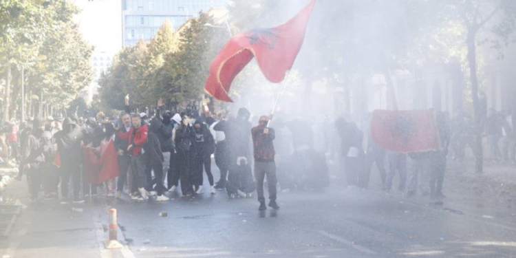 Protestat e dhunshme në Tiranë, gjykata cakton masa për 38 protestues