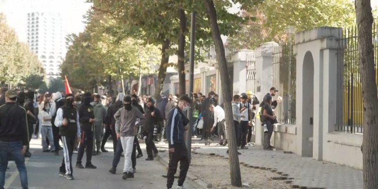 Gurë drejt Ministrisë së Arsimit, ujë dhe gaz lotsjellës në drejtim të protestuesve