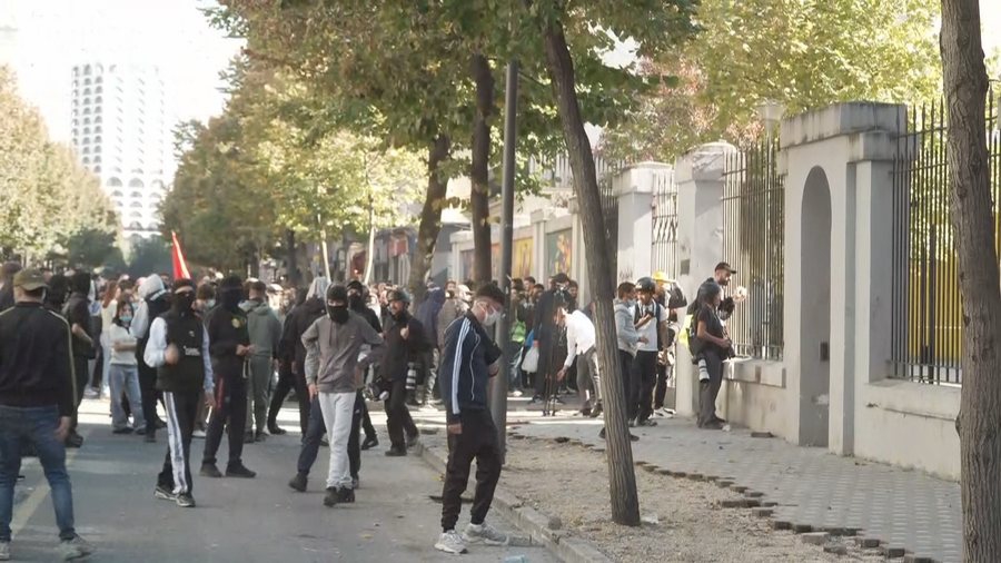 Gurë drejt Ministrisë së Arsimit, ujë dhe gaz lotsjellës në drejtim të protestuesve