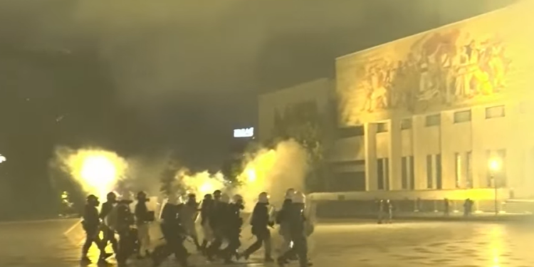 Protesta/ Shëndetësia: 6 të lënduar, mes tyre kalimtarë, efektivë dhe protestues