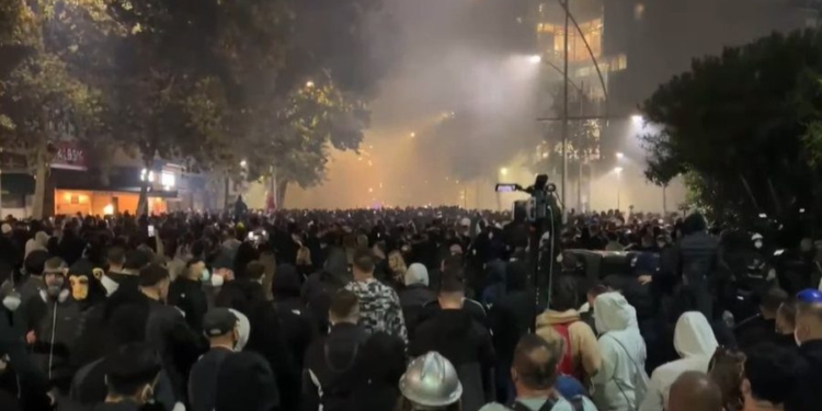 Përshkallëzohet protesta! Protestuesit i vënë zjarrin Ministrisë së Infrastrukturës, molotovë edhe drejt Bashkisë Tiranë