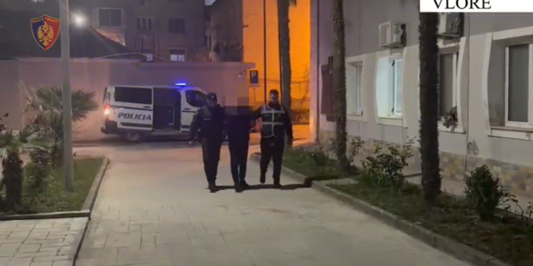 I dënuar në Itali për drogë, zhvatje dhe armëmbajtje ilegalisht, arrestohet në Vlorë 38-vjeçari