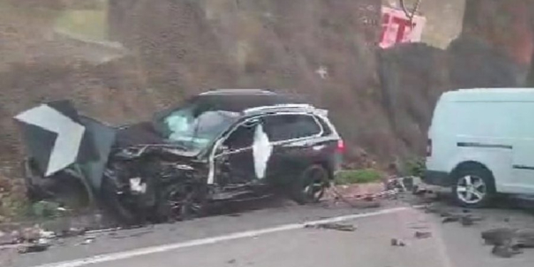 Përplasje e fortë mes tre makinave në aksin Gjirokastër-Tepelenë, pesë persona përfundojnë në spital