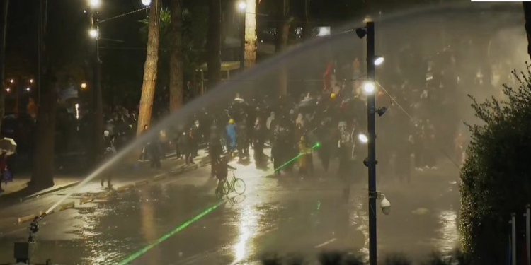 Tkurret protesta para Kryeministrisë! Maskat sulme me gurë e molotovë drejt efektivëve, ndërhyjnë autobotët me ujë