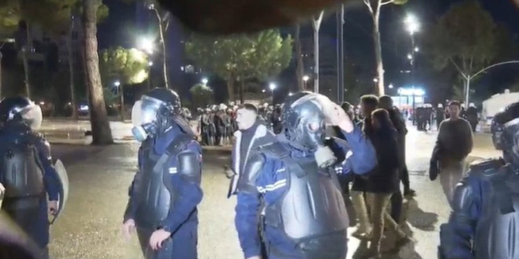 Policia zbras bulevardin, shpërndan protestuesit pas sulmeve me molotovë