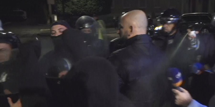 Një grup i vogël protestuesish rikthehen te Kryeministria, ndërhyn policia! Lëndohet edhe një gazetare