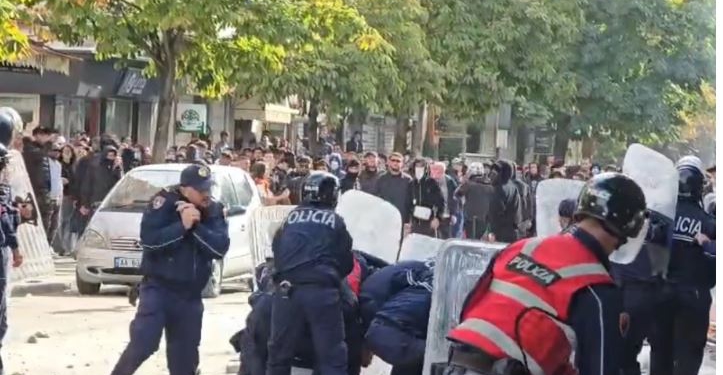 Gjykata e Durrësit jep masat e sigurisë për 22 të rinjtë e ndaluar gjatë protestave